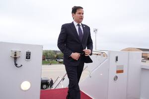 El secretario de Todo: el funcionario que se ganó la confianza de Trump y ocupa cuatro altos cargos distintos