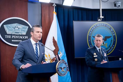El secretario de Guerra estadounidense, Pete Hegseth, y el jefe del Estado Mayor Conjunto, el general Dan Caine, en conferencia de prensa en Washington.