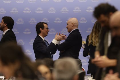 El secretario de Hacienda, Carlos Guberman, y el diputado José Luis Espert, durante la reunión de Comisión de Presupuesto y Hacienda que se realizó ayer en Diputados