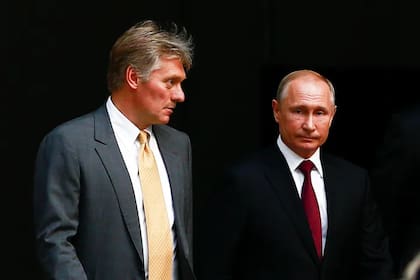 El secretario de prensa del Kremlin, Dmitry Peskov, y el presidente de Rusia, Valdimir Putin