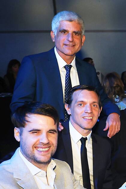 El secretario de redacción Martín Rodríguez Yebra, junto a Diego Yañez, editor jefe de Breaking News, y Javier Saúl, prosecretario de Audiencia de LA NACION