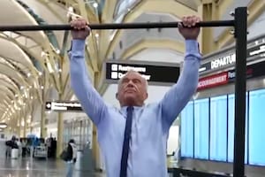 Robert Kennedy Jr. sorprendió al hacer veinte dominadas en un aeropuerto y se volvió viral