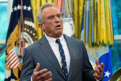 El secretario de Salud y Servicios Humanos, Robert F. Kennedy Jr., habla en un evento con el presidente Donald Trump para la firma de órdenes ejecutivas y proclamaciones en la Oficina Oval de la Casa Blanca, el lunes 5 de mayo de 2025