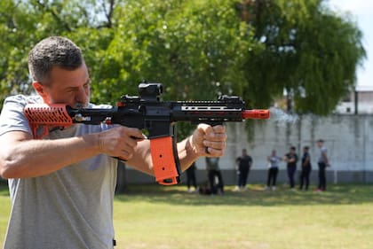El secretario de Seguridad e intendente interino de Lanús, Diego Kravetz, en la prueba de un rifle de munición no letal