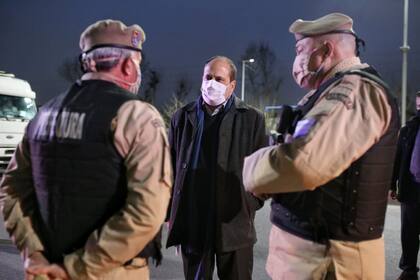 El secretario de Seguridad, Eduardo Villalba, con uniformados de la Prefectura Naval durante un operativo