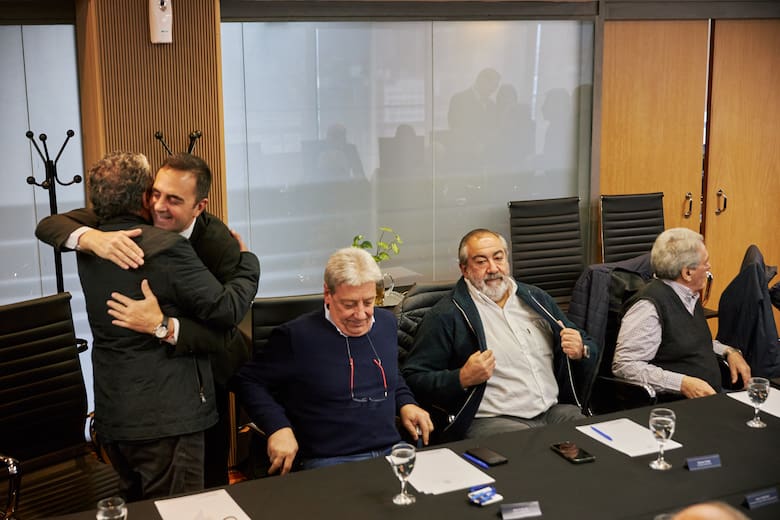 El secretario de Trabajo, Julio Cordero, con la cúpula de la CGT
Hernan Zenteno - LA NACION