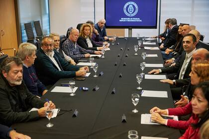 El secretario de Trabajo, Julio Cordero, con la cúpula de la CGT