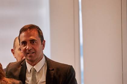 El secretario de Trabajo, Julio Cordero, recibió hoy a la cúpula de la CGT en lo que será el primer encuentro oficial entre el Gobierno y los sindicalistas después del paro general del 9 de mayo pasado. La expectativa del gobierno es que la CGT acepte sumarse al Consejo de Mayo, aunque la cúpula cegetista rehúye esa integración y prefiere negociar algunos puntos concretos que le preocupan, más allá de la cuestión salarial, el alza del desempleo y los despidos en el Estado también está el problema de la crisis financieras de las obras sociales