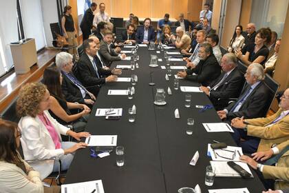 El secretario de Trabajo, Julio Cordero, reunió a dirigentes de la CGT y de la Unión Industrial para explorar cambios en el sistema de riesgos laborales