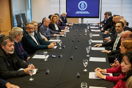 El secretario de Trabajo, Julio Cordero, y los popes de la CGT negocian en paritarias