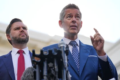 El secretario de Transporte estadounidense Sean Duffy habla al lado del vicepresidente JD Vance afuera de la Casa Blanca en Washington, el 30 de octubre del 2025. (AP foto/Jacquelyn Martin)