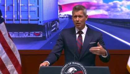 El secretario de Transporte Sean Duffy anuncia que camioneros deberán dominar el idioma inglés para obtener su licencia de conducir comercial (Facebook/Secretary Sean Duffy)