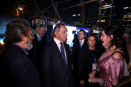 El secretario de Turismo de la Nación, Daniel Scioli, y su par italiana, la ministra Daniela Santanchè, en la conferencia de bienvenida al Amerigo Vespucci 