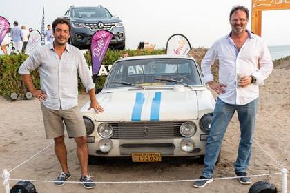 El secretario de Turismo de Pinamar Juan Manuel Ibarguren y el representante de la Universidad de Belgrano Ignacio Baigorria Bazterrica en el homenaje a Fangio en Ufo Point