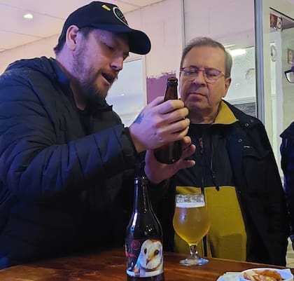 El secretario de Turismo, Mario Markic con el productor de cerveza artesanal quien creo una edición limitada para el día del eclipse.