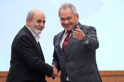 El secretario del Consejo Nacional de Seguridad de Rusia, Sergei Shoigu (derecha), y el secretario del Consejo de Seguridad Nacional de Irán, Ali Akbar Ahmadian, se estrechan la mano durante la 13ra cumbre de altos representantes de seguridad en Moscú, Rusia, el 28 de mayo de 2025. (AP Foto/Alexander Zemlianichenko)
