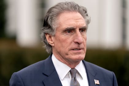 El secretario del Interior, Doug Burgum, habla con los reporteros afuera de la Casa Blanca, en Washington, el jueves 10 de abril de 2025. (AP Foto/Mark Schiefelbein)