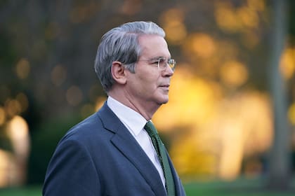 El secretario del Tesoro de Estados Unidos, Scott Bessent, habla con reporteros en la Casa Blanca (Archivo)