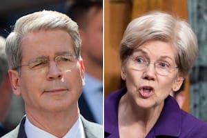 El secretario del Tesoro norteamericano, Scott Bessent, y la senadora demócrata Elisabeth Warren.