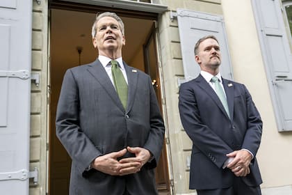 El secretario del Tesoro, Scott Bessent, a la izquierda, y el representante comercial de EEUU, Jamieson Greer, se dirigen a los medios en el segundo día de reuniones bilaterales entre Estados Unidos y China en Ginebra, Suiza. (Martial Trezzini/Keystone via AP)