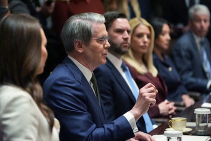 El secretario del Tesoro, Scott Bessent, habla durante una reunión de gabinete en la Casa Blanca, el 26 de marzo de 2026, en Washington