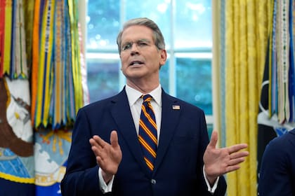 El secretario del Tesoro, Scott Bessent, habla en la Oficina Oval de la Casa Blanca, el viernes 5 e septiembre de 2025, en Washington