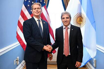 El secretario del Tesoro, Scott Bessent, y el ministro de Economía, Luis Caputo, en Washington.