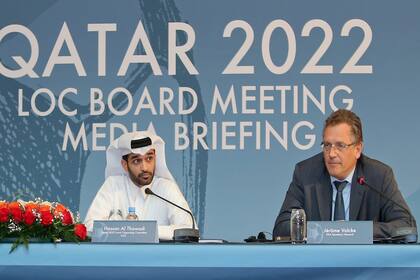 El secretario general de la FIFA, Jerome Valcke y Hassan al-Thawadi, jefe del comité organizador de la Copa del Mundo de Qatar 2022, dan una conferencia de prensa para defender la controvertida propuesta del organismo rector de los balones de fútbol para cambiar la Copa del Mundo de 2022 del horario