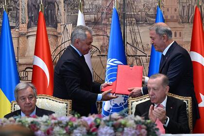 El secretario general de la ONU, Antonio Guterres, el ministro de Defensa ruso, Sergei Shoigu, su par turco, Hulusi Akar, y el presidente turco Recep Tayyip Erdogan durante la firma del acuerdo