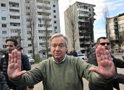 El secretario general de la ONU, Antonio Guterres, hace un gesto mientras asiste a una visita en Borodianka, en las afueras de Kiev, el 28 de abril de 2022