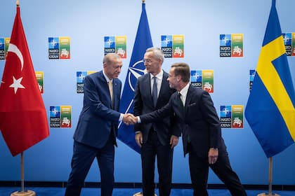 El Secretario General de la OTAN, Jens Stoltenberg, observa mientras el presidente de Turquía, Recep Tayyip Erdogan, estrecha la mano del primer ministro de Suecia, Ulf Kristersson, antes de su reunión previa a la cumbre de la OTAN en Vilna.