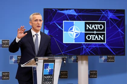 El secretario general de la OTAN, Jens Stoltenberg, habla durante una conferencia de prensa, en la sede de la alianza, en Bruselas, el lunes 3 de abril de 2023. 