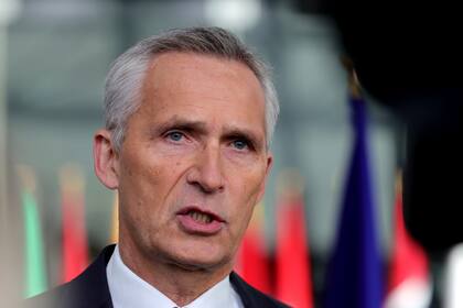 El secretario general de la OTAN,  Jens Stoltenberg, responde a la prensa al arribar a una reunión de ministros de defensa de la OTAN en la sede de la alianza militar en Bruselas, miércoles 12 de octubre de 2022. (AP Foto/Olivier Matthys)