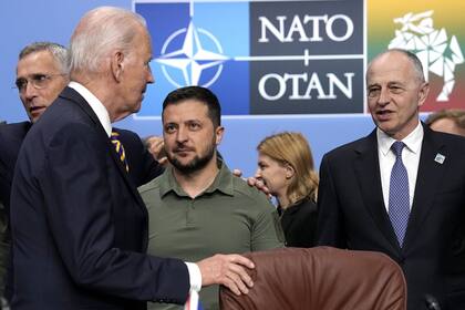El secretario general de la OTAN, Jens Stoltenberg, el presidente norteamericano Joe Biden, y el ucraniano Volodimir Zelensky, en la cumbre de la OTAN en Vilna, Lituania. (AP Photo/Pavel Golovkin)�
