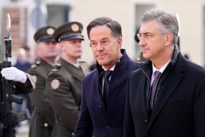 El secretario general de la OTAN Mark Rutte, centro, con el primer ministro croata Andrej Plenkovic