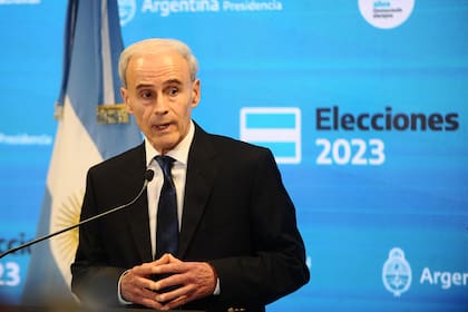 El Secretario General de la Presidencia. Julio Vitobello, habla ante la prensa en el Centro de Cómputos del Correo Argentino, situado en el barrio porteño de Barracas, donde se comenzarán a recibir los telegramas con las cifras de la votación de las mesas de los distintos lugares del país.