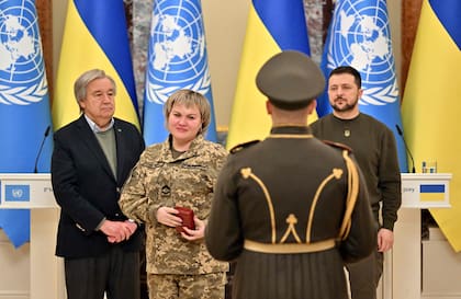 El Secretario General de las Naciones Unidas, Antonio Guterres y el presidente ucraniano, Volodimir Zelensky, asisten a una ceremonia de entrega de premios a mujeres militares ucranianas con motivo del Día Internacional de la Mujer, en Kiev, el 8 de marzo de 2023.