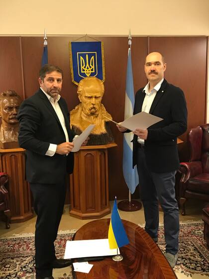 El secretario General y de Relaciones Internacionales del gobierno de la Ciudad, Fernando Straface, con Sergiy Nebrat, el encargado de Negocios de la embajada de Ucrania en la Argentina
