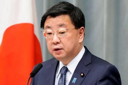 El secretario jefe de gabinete de Japón, Hirokazu Matsuno, durante una conferencia de prensa, el miércoles 8 de junio de 2022, en Tokio. (Kyodo News via AP)