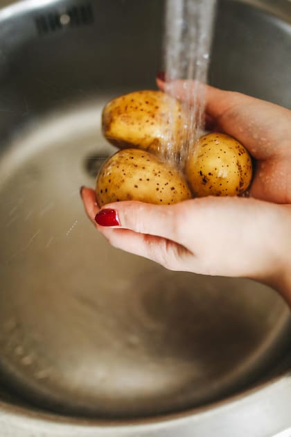 El secreto consiste en cocinar las papas enteras y con su piel en la freidora de aire o en el horno