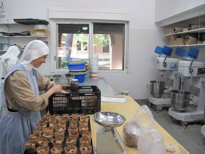 El secreto del famoso pan dulce de la Abadía, tiene que ver con la destreza artesanal de las monjas de clausura que residen en el monasterio de Punta Chica, Victoria