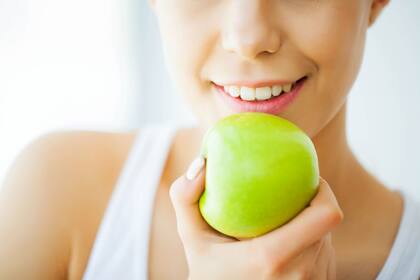 El secreto detrás de la efectividad de las manzanas verdes para mejorar el aliento radica en su composición: su acidez natural ayuda a descomponer los restos de comida y la placa (Foto Canva)