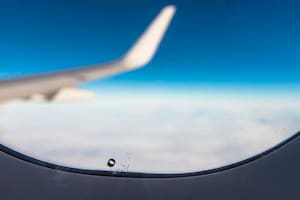 La verdad detrás de los misteriosos pequeños agujeros en las ventanas de los aviones