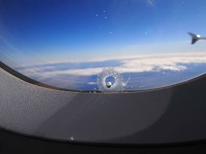 El secreto detrás de los pequeños agujeros en las ventanas de los aviones: ¿Pueden producir un accidente?