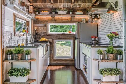 La cocina refuerza la idea de "una casa de verdad", con mesadas de mármol, bacha profunda y azulejos ‘Subway’.