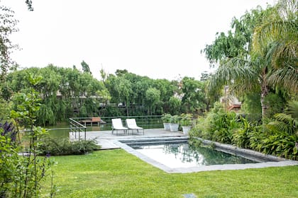 El sector de la pileta balconea hacia la laguna.