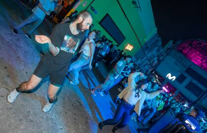 El sector de los abonados, fanáticos desinhibidos que convierten los Lunes Bomba en un acontecimiento catártico