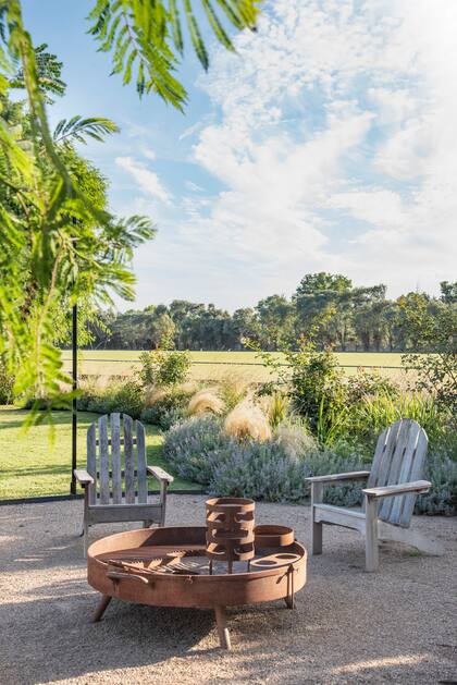 El sector del fogonero, más privado, alejado de la casa y rodeado de canteros con deyeuxias, salvias, erigerones, nepetas, jaravas y gauras con sus colores suaves y fríos que dan soltura al diseño