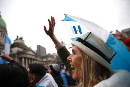 El sector provida festeja en las inmediaciones del Congreso