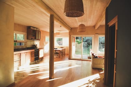 El sector público incluye un living, un comedor diario, una galería con vista al parque, la cocina con una isla, un almacén y el lavadero.